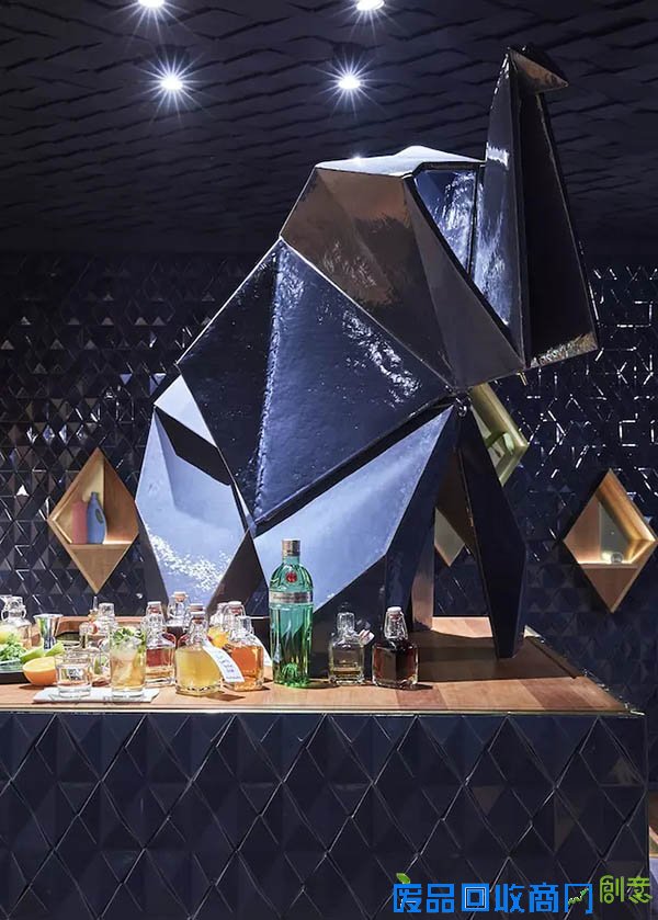 这家法兰克福的酒吧几乎没有酒保,却有只大象