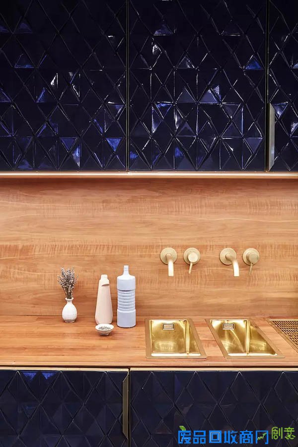 这家法兰克福的酒吧几乎没有酒保,却有只大象