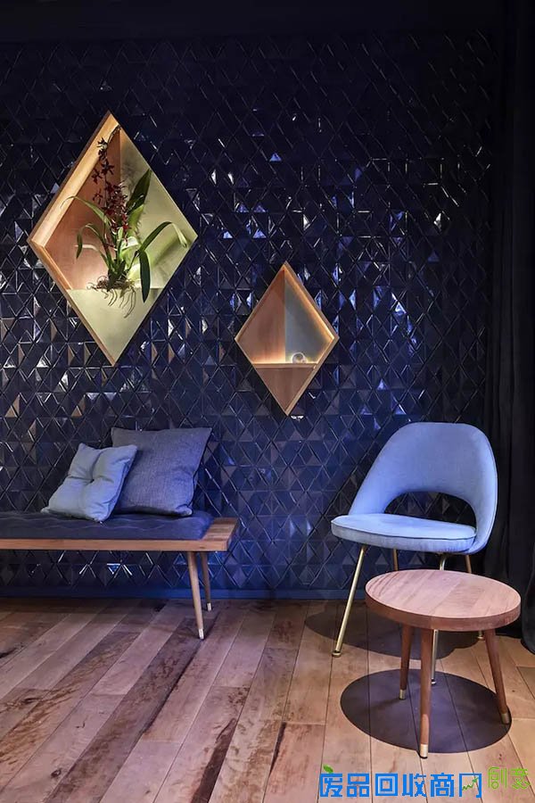 这家法兰克福的酒吧几乎没有酒保,却有只大象