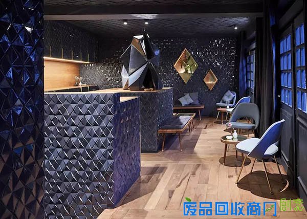 这家法兰克福的酒吧几乎没有酒保,却有只大象