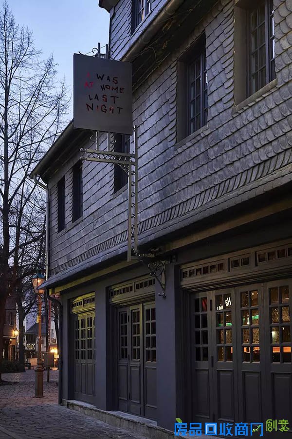 这家法兰克福的酒吧几乎没有酒保,却有只大象