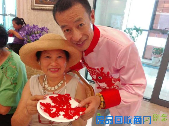 朱曼华剪纸艺术第三代传人胡文简介