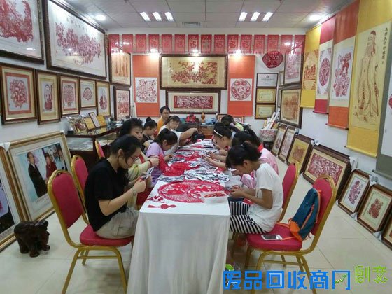 朱曼华剪纸艺术第三代传人胡文简介