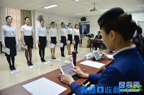 校园招聘空乘场面火爆 现场美女如云（组图）