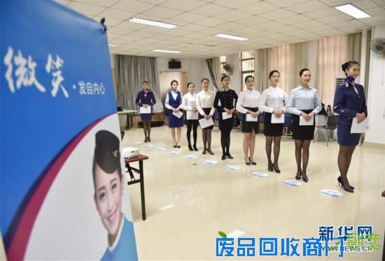 校园招聘空乘场面火爆 现场美女如云（组图）