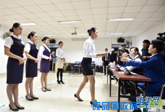 校园招聘空乘场面火爆 现场美女如云（组图）