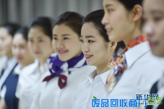 校园招聘空乘场面火爆 现场美女如云（组图）