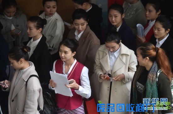 校园招聘空乘场面火爆 现场美女如云（组图）