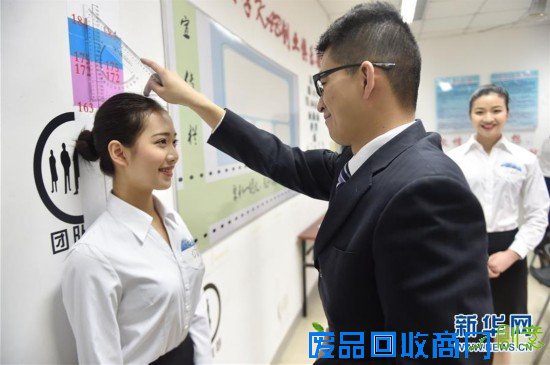 校园招聘空乘场面火爆 现场美女如云（组图）