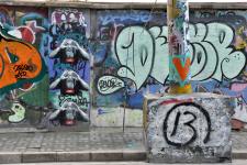 上海市中心区域最长涂鸦墙成为一道独特文化风景