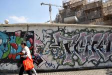 上海市中心区域最长涂鸦墙成为一道独特文化风景