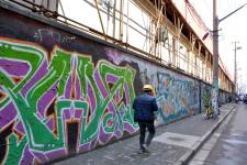 上海市中心区域最长涂鸦墙成为一道独特文化风景