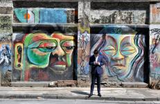 上海市中心区域最长涂鸦墙成为一道独特文化风景