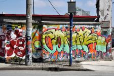 上海市中心区域最长涂鸦墙成为一道独特文化风景