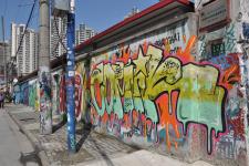 上海市中心区域最长涂鸦墙成为一道独特文化风景