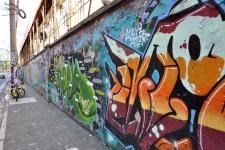 上海市中心区域最长涂鸦墙成为一道独特文化风景