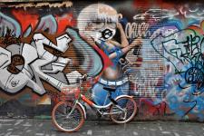 上海市中心区域最长涂鸦墙成为一道独特文化风景