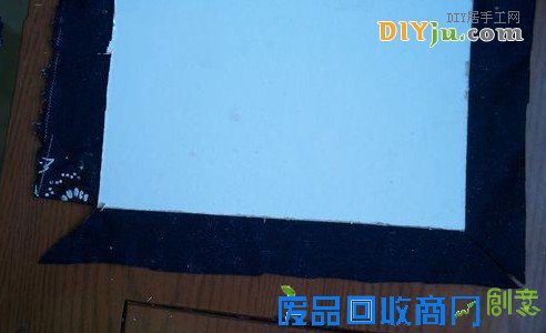 裁两张和本子芯一样大的纸