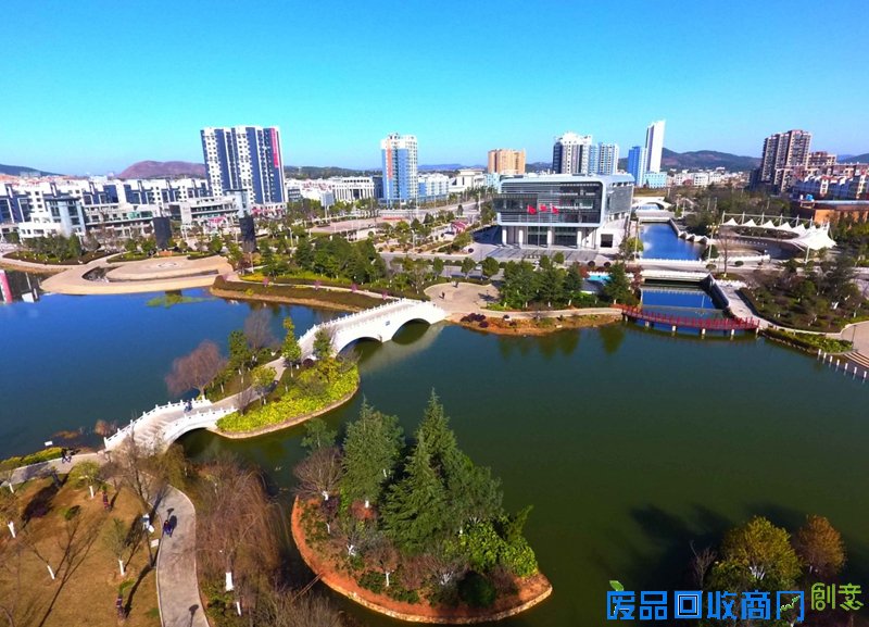 云南省曲靖市马龙县近年来全面推进四季花海、高原运动休闲之城建设,提升城市绿道和慢行景观改造,实施全面绿化、全民绿化,大力实施天保公益林、退耕还林、陡坡地和石漠化等治理工程。俯瞰马龙城镇,生态环境优美。