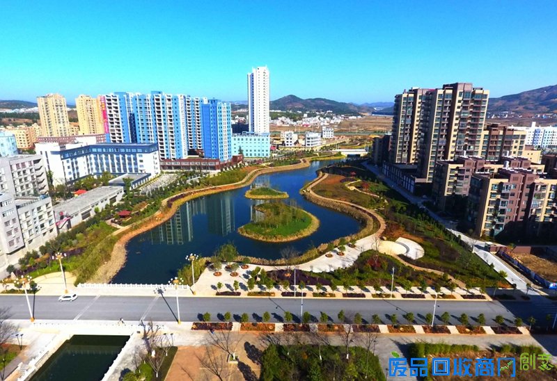 云南省曲靖市马龙县近年来全面推进四季花海、高原运动休闲之城建设,提升城市绿道和慢行景观改造,实施全面绿化、全民绿化,大力实施天保公益林、退耕还林、陡坡地和石漠化等治理工程。俯瞰马龙城镇,生态环境优美。