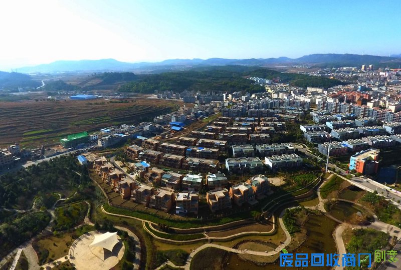 云南省曲靖市马龙县近年来全面推进四季花海、高原运动休闲之城建设,提升城市绿道和慢行景观改造,实施全面绿化、全民绿化,大力实施天保公益林、退耕还林、陡坡地和石漠化等治理工程。俯瞰马龙城镇,生态环境优美。