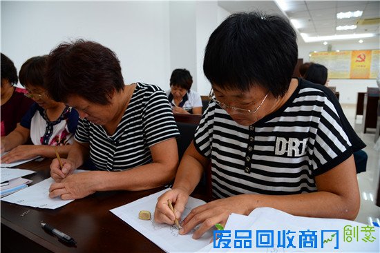 剪纸培训班 剪出传统感受快乐