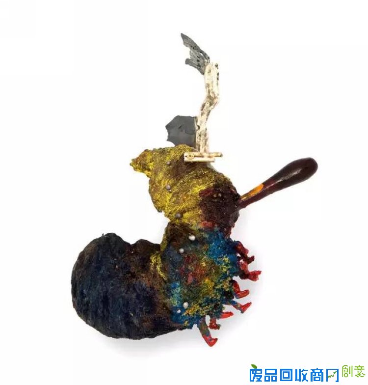 他用黄金珠宝,让动物尸体、树枝、纸张变成生动的首饰