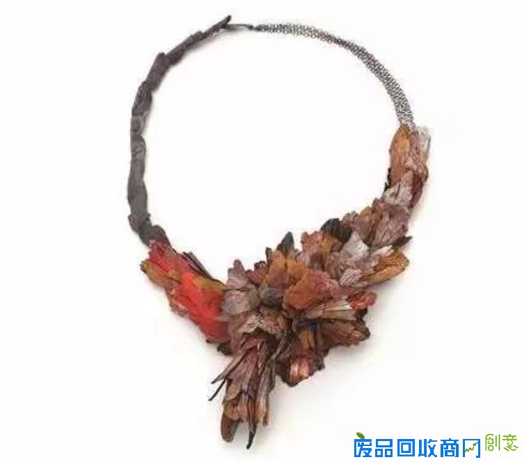 他用黄金珠宝,让动物尸体、树枝、纸张变成生动的首饰