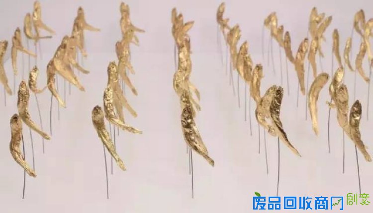 他用黄金珠宝,让动物尸体、树枝、纸张变成生动的首饰