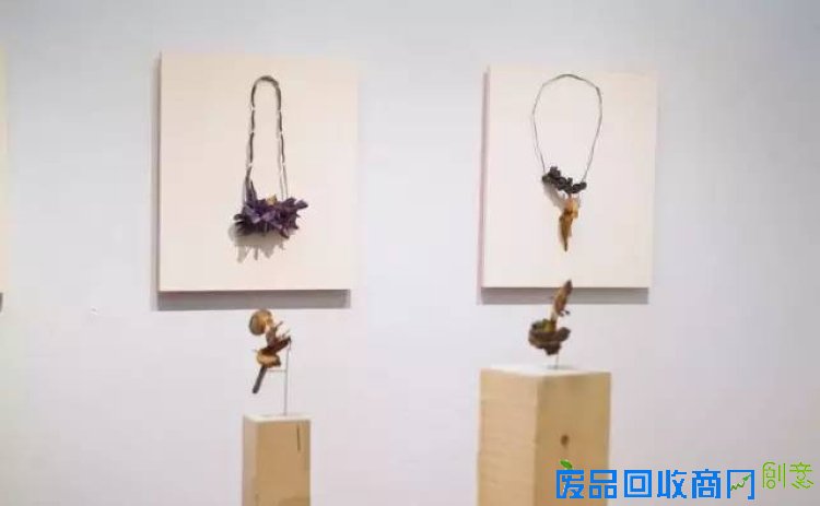 他用黄金珠宝,让动物尸体、树枝、纸张变成生动的首饰