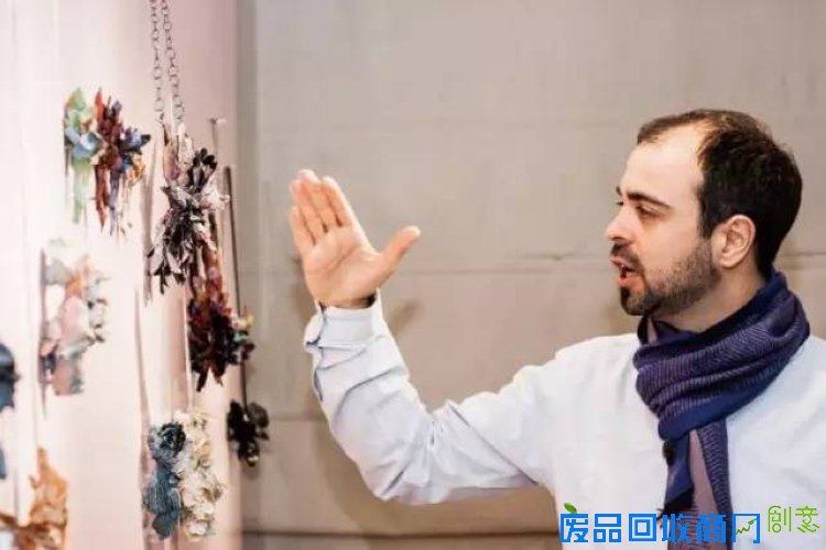 他用黄金珠宝,让动物尸体、树枝、纸张变成生动的首饰