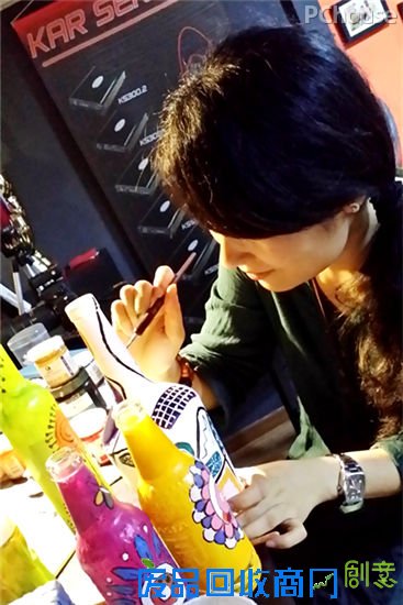 废旧瓶子大变身 创意DIY手绘花瓶