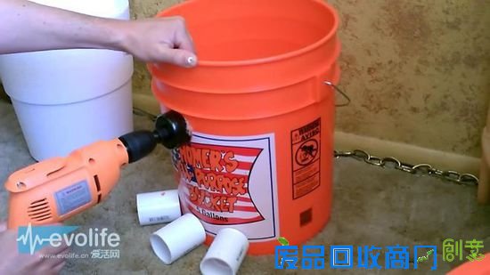 穷人孩子早当家 用塑料桶自制空调也是醉了