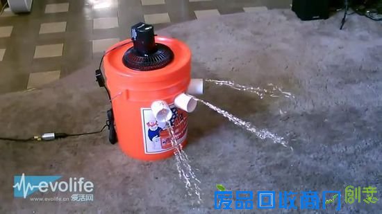 穷人孩子早当家 用塑料桶自制空调也是醉了
