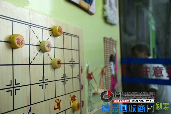 环保DIY 塑料瓶盖变象棋旧磁带变装饰画[图]