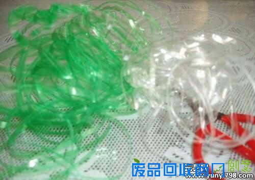 饮料瓶废物利用手工DIY做成清洁球3
