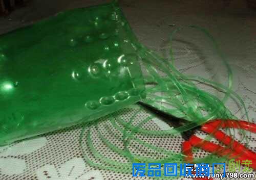 饮料瓶废物利用手工DIY做成清洁球2