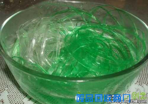 饮料瓶废物利用手工DIY做成清洁球1