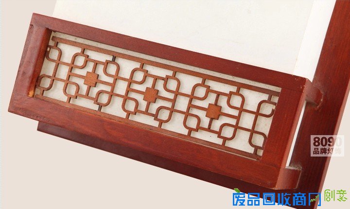 简约木质壁灯雕花框架设计特写