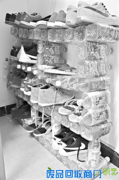 吴爽和室友们用67个塑料瓶做的鞋架 记者刘嘉 摄