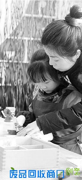 女老师自学木工