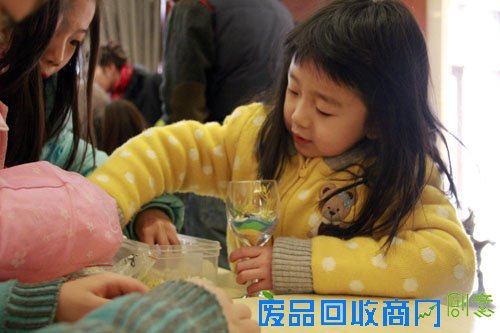 小朋友们开始构思设计啦……