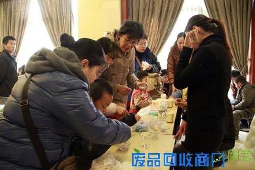 现场一片喜气洋洋