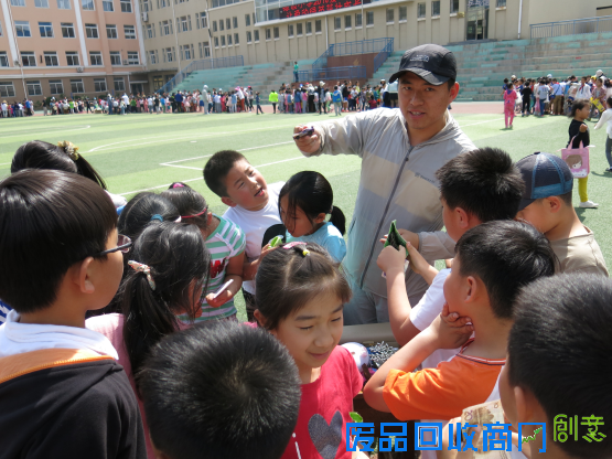 这里有来自老师们的爱，他们精心组织活动，发动宣传,设立教师爱心专柜，将精心制作的手工纸花、书法作品进行包装、售出，专柜前来光顾的小顾客络绎不绝；来自学生的爱，孩子们纷纷将自己心爱的图书、闲置的学习、生活用品捐献活动大会。高年级的学生，有的搬抬桌椅，布置会场，有的带领小同学有秩序地绕着活动路线行走，购买；有的主动担任小售货员，耐心介绍各类商品、定价。在师生的共同参与下，义卖活动热闹有序，学生们各个满载而归！