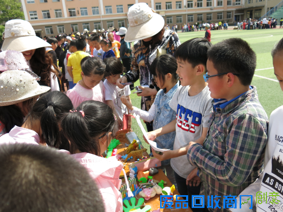 这里有来自老师们的爱，他们精心组织活动，发动宣传,设立教师爱心专柜，将精心制作的手工纸花、书法作品进行包装、售出，专柜前来光顾的小顾客络绎不绝；来自学生的爱，孩子们纷纷将自己心爱的图书、闲置的学习、生活用品捐献活动大会。高年级的学生，有的搬抬桌椅，布置会场，有的带领小同学有秩序地绕着活动路线行走，购买；有的主动担任小售货员，耐心介绍各类商品、定价。在师生的共同参与下，义卖活动热闹有序，学生们各个满载而归！