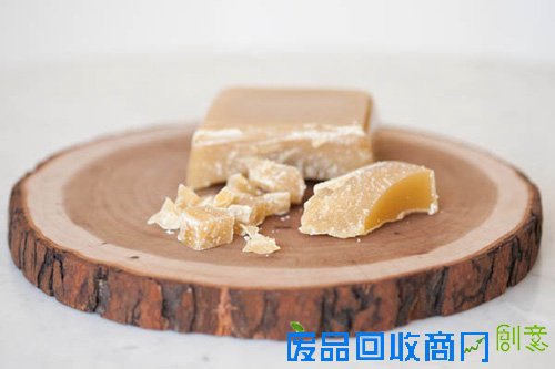 将蜂蜡弄碎成小块儿