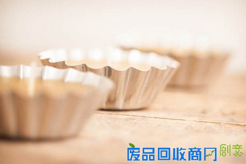 融化好的蜂蜡倒入你准备好的容器里