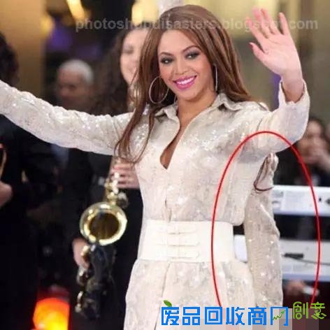 碧昂斯诡异地多了一只手，看着也是挺可怕的