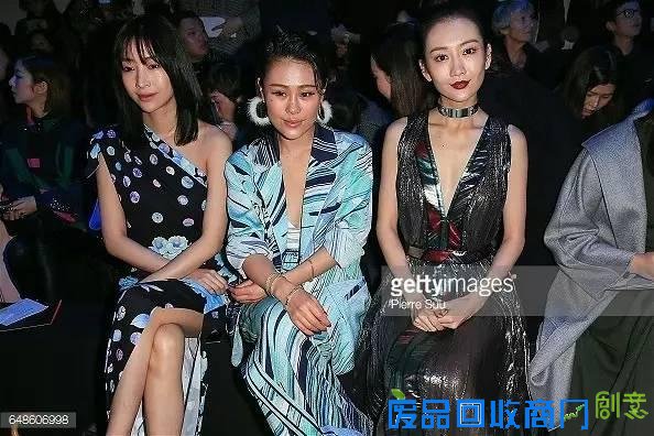 其实不如放出和同胞并排看秀的美照,可以脑补一出“I don