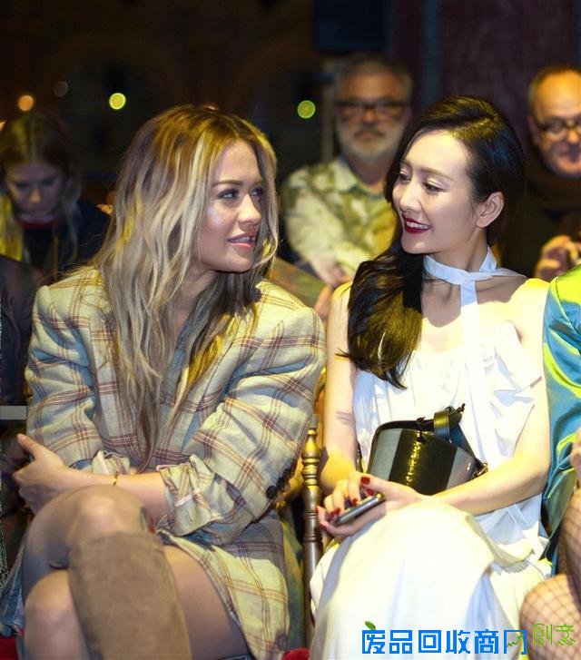 通稿必备:和外国女星XXX聊得很热络。(甚至不管Rita Ora的脸有多What are you talking about???)